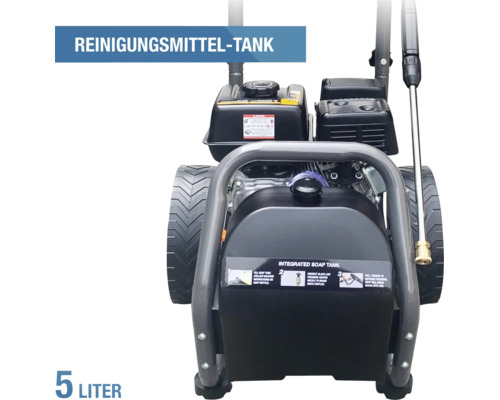 Hochdruckreiniger mit integriertem Reinigungsmitteltank mit einem Fassungsvermögen von 5 Litern.