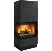 Kaminofen mit Eckverglasung und brennenden Holzscheiten in moderner Steinoptik