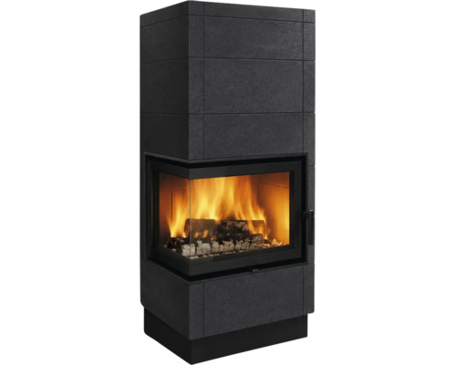 Kaminofen mit Eckverglasung und brennenden Holzscheiten in moderner Steinoptik