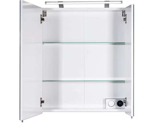 Geöffneter Badezimmer-Spiegelschrank mit zwei Glaseinlegeböden, integrierter Steckdose, Lichtschalter und LED-Aufsatzleuchte.