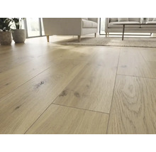 Bodenbelag mit Holzmaserung in einem hellen, modernen Wohnzimmer mit Sofa und Topfpflanzen.
