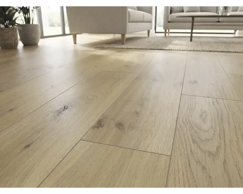 Bodenbelag mit Holzmaserung in einem hellen, modernen Wohnzimmer mit Sofa und Topfpflanzen.