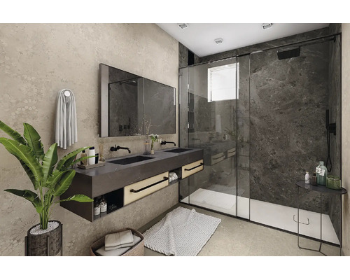 Modernes Badezimmer mit Doppelwaschtisch in Marmoroptik, großem Spiegel, barrierefreier Dusche mit Glaswand und beigen Wandfliesen.