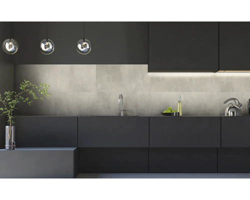 Moderne, minimalistische Küche mit dunklen grifflosen Fronten, einer Küchenrückwand in Betonoptik und eleganten Glas-Pendelleuchten.