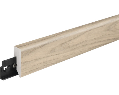 Fußleiste mit Holzoptik und integriertem Befestigungsclip aus Kunststoff