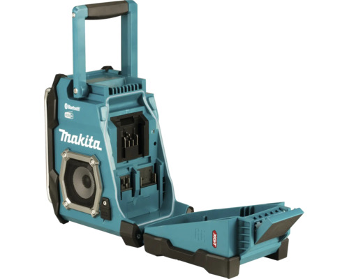 Makita Baustellenradio mit Bluetooth und DAB Plus, rückseitiges Batteriefach geöffnet, mit Tragegriff und Lautsprecher, Makita Logo.