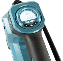 Detailansicht des Bedienfelds eines Makita Akku-Kompressors mit digitaler Anzeige und Steuertasten am Handgriff.