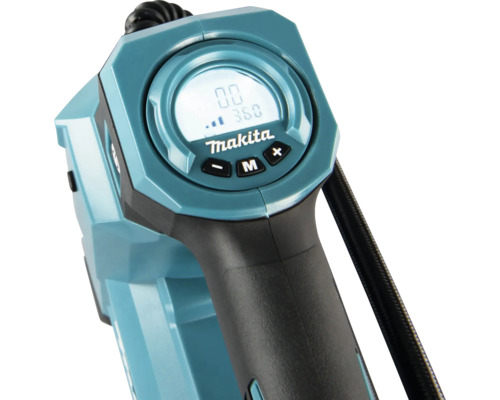 Detailansicht des Bedienfelds eines Makita Akku-Kompressors mit digitaler Anzeige und Steuertasten am Handgriff.