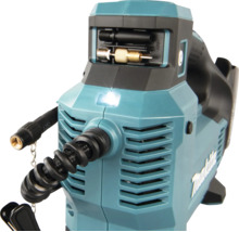 Akku-Kompressor von Makita mit integrierter LED-Leuchte, Luftschlauch und Zubehörfach für verschiedene Ventiladapter.