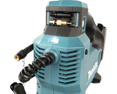 Akku-Kompressor von Makita mit integrierter LED-Leuchte, Luftschlauch und Zubehörfach für verschiedene Ventiladapter.