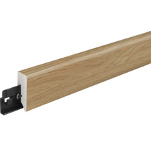 Fußleiste in Holzoptik mit einem schwarzen Befestigungsclip aus Kunststoff für die Wandmontage.