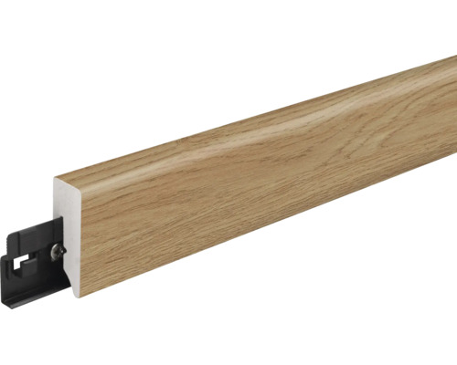 Fußleiste in Holzoptik mit einem schwarzen Befestigungsclip aus Kunststoff für die Wandmontage.
