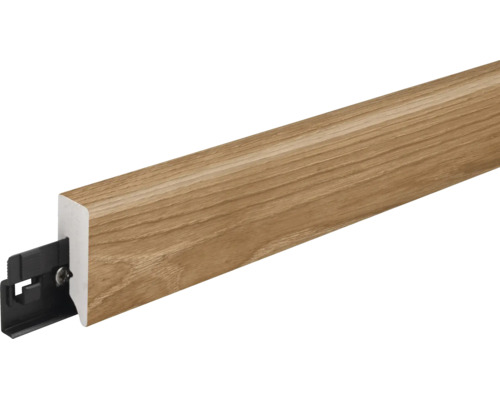 Fußleiste in Holzoptik mit integriertem Kunststoff Clipsystem zur Wandbefestigung