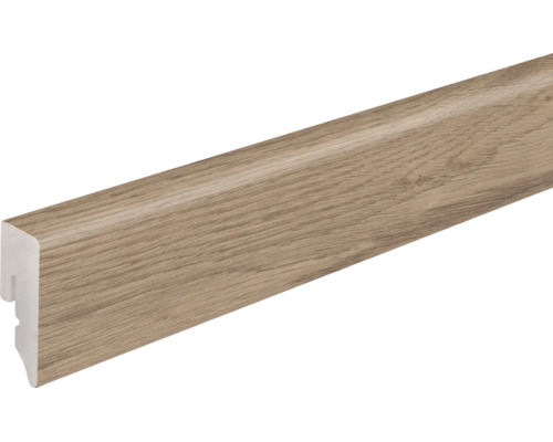 Sockelleiste mit Eichenholzoptik für einen sauberen Wandabschluss