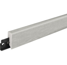 Fußleiste in Holzoptik mit integriertem Befestigungsclip aus Kunststoff