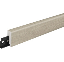 Sockelleiste mit Holzoptik Oberfläche und Montageclip zur Befestigung an der Wand