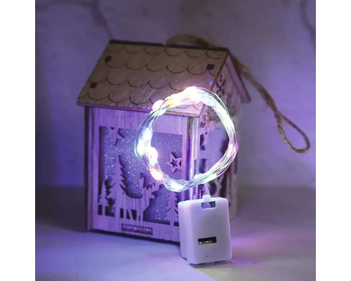 Hängendes Deko-Haus aus Holz mit LED-Draht-Lichterkette, batteriebetrieben, winterliche Waldmotive mit Rentier und Sternen.