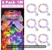 Sechser-Pack bunte LED-Drahtlichterketten mit Batterie, jeweils ein Meter lang mit zehn LEDs, inklusive Anwendungsbeispiel im Glas.