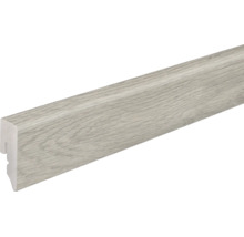 Fußleiste in Holzoptik mit profilierter Rückseite für die Wandmontage