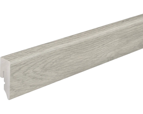 Fußleiste in Holzoptik mit profilierter Rückseite für die Wandmontage