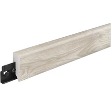 Fußleiste mit Holzoptik Oberfläche und schwarzem Befestigungsclip