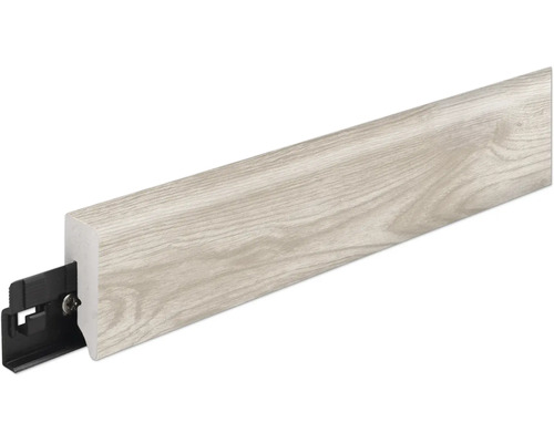 Fußleiste mit Holzoptik Oberfläche und schwarzem Befestigungsclip