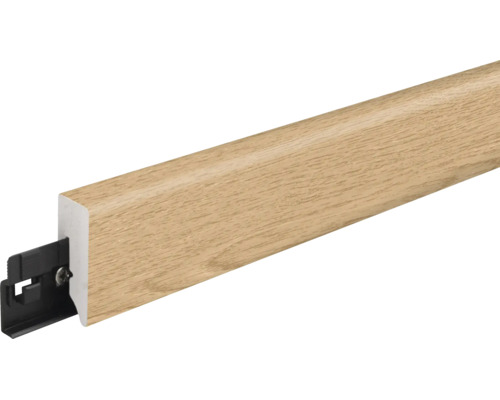 Sockelleiste mit Holzoptik und integriertem schwarzen Kunststoffbefestigungssystem