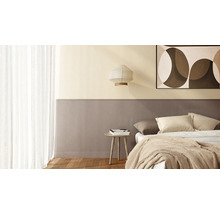 Modernes Schlafzimmer mit Wandverkleidung in gerillter Optik als Bettkopfteil, Beistelltisch aus Holz und Hängelampe.