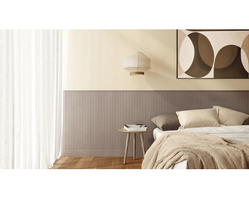Modernes Schlafzimmer mit Wandverkleidung in gerillter Optik als Bettkopfteil, Beistelltisch aus Holz und Hängelampe.