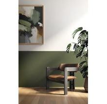 Moderne Wandverkleidung aus vertikalen Lamellen in einem stilvollen Wohnzimmer mit Ledersessel und Zimmerpflanze.