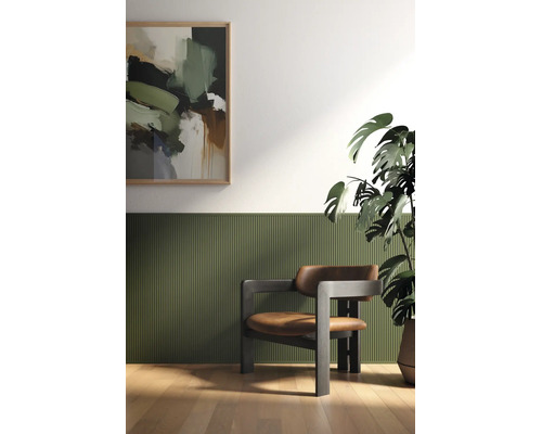 Moderne Wandverkleidung aus vertikalen Lamellen in einem stilvollen Wohnzimmer mit Ledersessel und Zimmerpflanze.