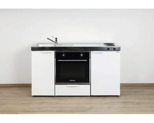 Stengel Miniküche in Weiß mit Backofen, Edelstahl-Spüle, Armatur und zwei Kochplatten.