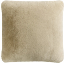Quadratisches, weiches Dekokissen aus flauschigem Kunstfell in Beige.