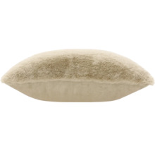 Weiches Dekokissen in Beige mit einer Seite aus flauschigem Kunstfell und einer glatten Rückseite.
