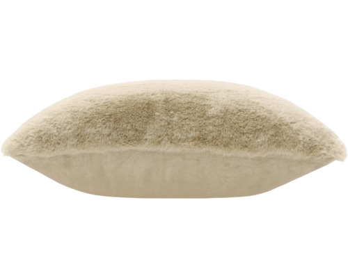 Weiches Dekokissen in Beige mit einer Seite aus flauschigem Kunstfell und einer glatten Rückseite.