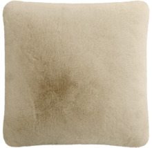 Quadratisches Dekokissen mit weichem Kunstfellbezug in Beige.