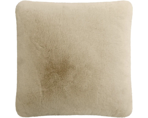 Quadratisches Dekokissen mit weichem Kunstfellbezug in Beige.
