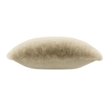 Weiches Dekokissen mit flauschiger Kunstfell-Oberfläche und glatter Unterseite.