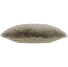 Weiches Dekokissen in Felloptik mit einer flauschigen Kunstfell-Vorderseite und einer glatten Rückseite.