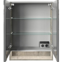 Geöffneter Badezimmerschrank mit zwei Spiegeltüren, zwei Glasböden und integrierter Steckdose mit Halterung für Zubehör.