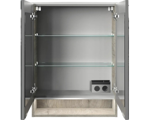 Geöffneter Badezimmerschrank mit zwei Spiegeltüren, zwei Glasböden und integrierter Steckdose mit Halterung für Zubehör.