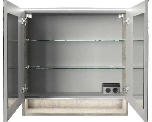 Offener Spiegelschrank mit zwei Einlegeböden aus Glas und integrierter Steckdoseneinheit für das Badezimmer.