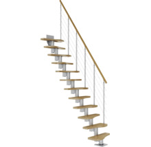 Platzsparende Mittelholmtreppe mit Holzstufen, Metallkonstruktion und Geländer mit Holzhandlauf und Stahlseilen.