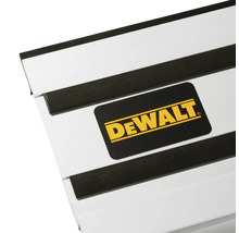 Detailansicht einer Führungsschiene mit DeWalt Logo und Gleitstreifen.