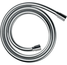 Ein glatter, metallischer Brauseschlauch für Duschen und Badewannen in einer kreisförmigen Wicklung.
