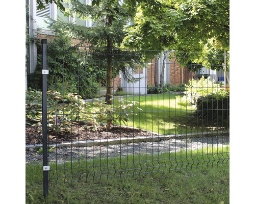 Stabmattenzaun aus Metall in einem Garten mit grünem Rasen und Bäumen