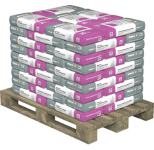 Eine Palette mit Schnellfaserestrich E300 in 25 Kilogramm Säcken gestapelt.