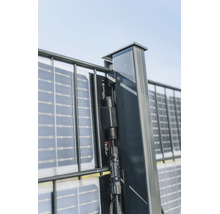 Vertikales Solarmodul als Sichtschutz befestigt an einem Doppelstabmattenzaun mit Anschlusskabel am Pfosten.