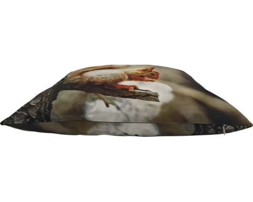 Dekokissen mit Fotodruck eines Eichhörnchens auf einem Ast