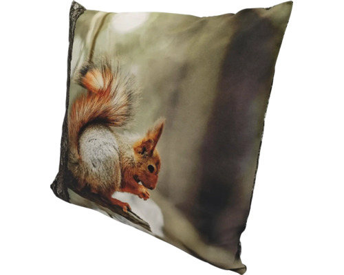 Dekokissen mit Eichhörnchen Motivdruck auf einem Baumstamm